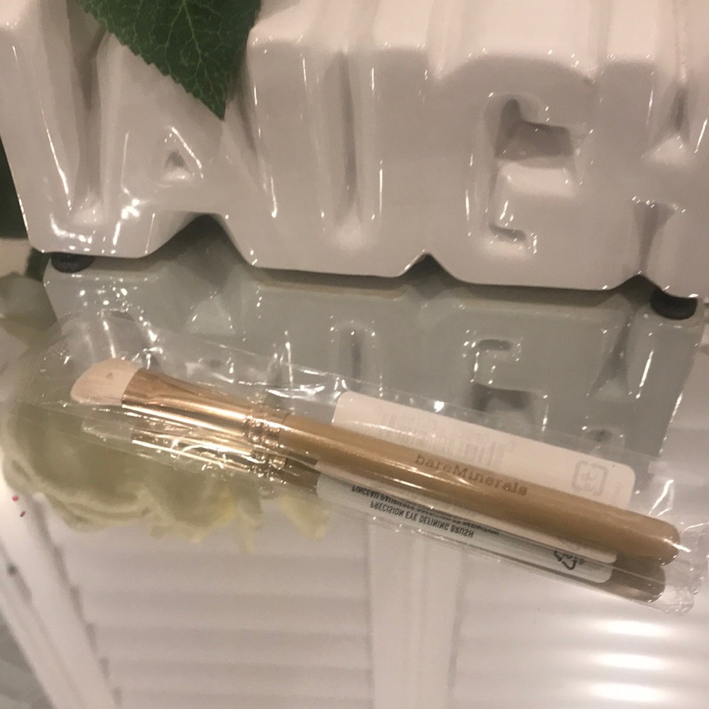 Precision eye defining brush